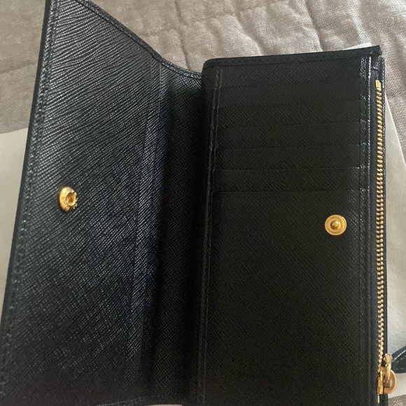 PRADA! Beautiful small wallet in pristine condition! - Picture 2 of 9